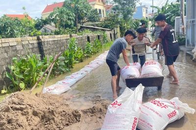 Hỗ trợ người dân ổn định đời sống sau cơn bão tại 'rốn lũ' Chương Mỹ, Hà Nội