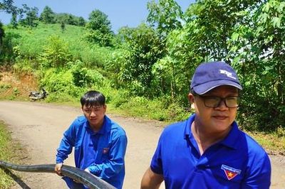 Đoàn viên thanh niên kéo nước về nơi ở mới của người dân Làng Nủ