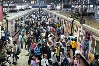 Ấn Độ: Mưa lớn làm tê liệt trung tâm tài chính Mumbai, ít nhất 4 người chết