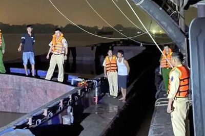 CSGT mật phục bắt giữ 2 tàu khai thác cát trái phép trên sông Hồng
