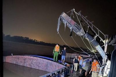 Mật phục ban đêm trên sông bắt 'cát tặc'