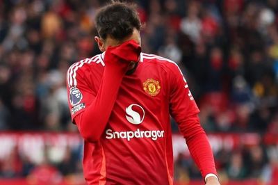 Bruno nhận thẻ đỏ, MU bị Tottenham nhấn chìm tại Old Trafford