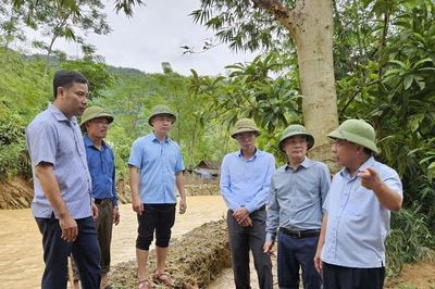 Phó Chủ tịch UBND tỉnh Nguyễn Văn Đệ kiểm tra công tác khắc phục hậu quả lũ quét ở Tương Dương