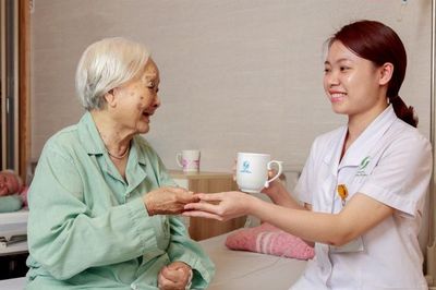 Già hóa dân số - 'gánh nặng' lên hệ thống y tế