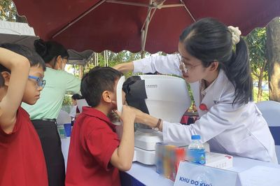 Chăm sóc sức khỏe đôi mắt, phòng tật khúc xạ học đường cho trẻ em