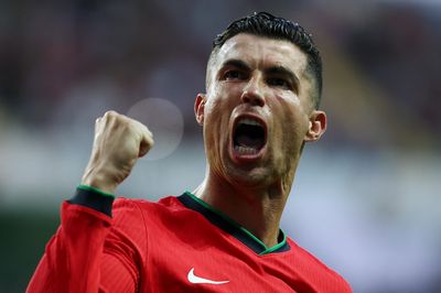 Bồ Đào Nha lỡ cơ hội loại bỏ Ronaldo