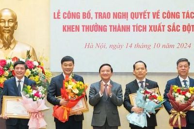 Công bố Nghị quyết của Ủy ban Thường vụ Quốc hội về công tác cán bộ và khen thưởng thành tích xuất sắc