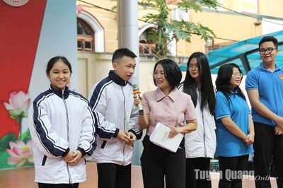 Trên 1.000 học sinh tham gia giao lưu ngoại khóa hướng nghiệp