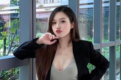 'Tình địch' Kiều Anh khoe vẻ đẹp phồn thực trong chiếc áo trễ nải