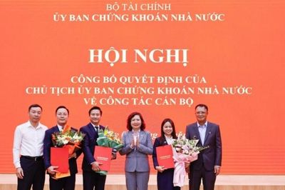 Lãnh đạo Ủy ban Chứng khoán Nhà nước bổ nhiệm ba vụ trưởng