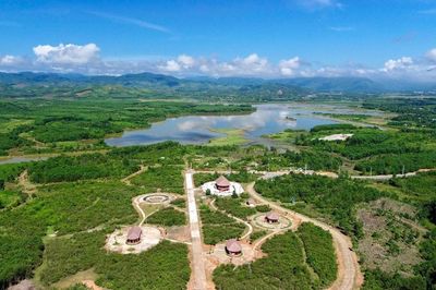 Ngắm làng văn hóa các DTTS nằm giữa khu bảo tồn sim thơ mộng