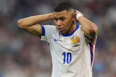 Tuần lễ kỳ lạ của Mbappe