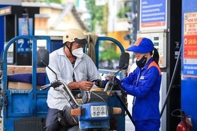 Từ chiều nay (14-11), giá xăng dầu đồng loạt giảm