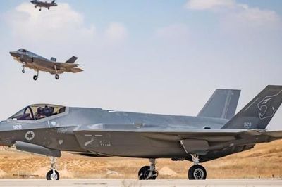 Tiêm kích F-35C Mỹ lần đầu tiên tấn công căn cứ Houthi