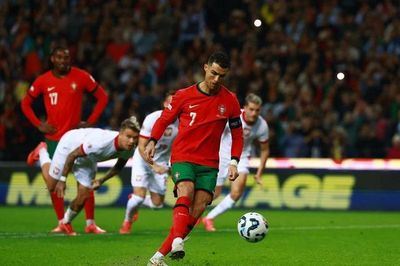 Ronaldo rời tuyển Bồ Đào Nha trở lại CLB sau khi lập cú đúp