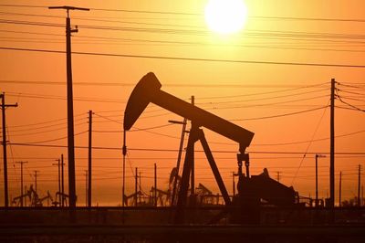 Giá xăng dầu hôm nay 16/11: Giá dầu WTI chạm đáy 1 tháng