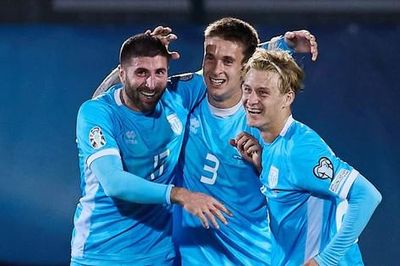 Kỳ tích ở Nations League: Đội tuyển của shipper, thợ cơ khí giành vé lên hạng