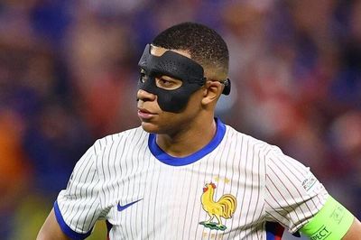 Deschamps xem xét bỏ băng đội trưởng tuyển Pháp với Mbappe