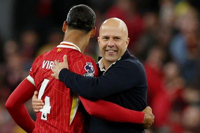 Virgil van Dijk tranh cãi với Kyle Walker và tâng bốc HLV Slot