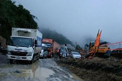 Giao thông qua đèo An Khê tiếp tục ách tắc