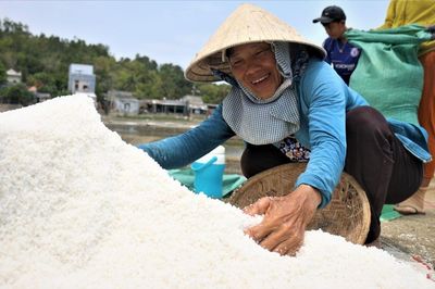 Không để người làm muối bị bỏ lại phía sau