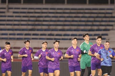 Tuyển Việt Nam tập buổi đầu tiên trên sân vận động Rizal Memorial tại Philippines