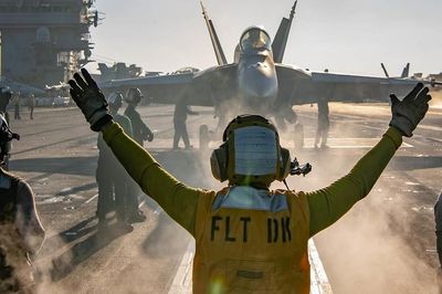 Chiến hạm Mỹ bắn rơi tiêm kích F/A-18F Super Hornet đồng đội ở Biển Đỏ