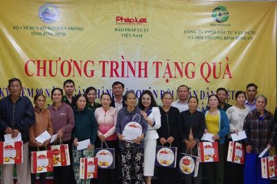 Báo Pháp luật Việt Nam tặng quà gia đình thương binh, liệt sĩ và người có công tại Bình Định