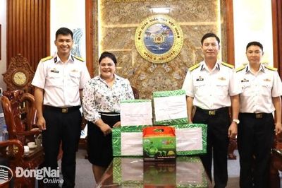 Tiếp nhận quà trao tặng chúc Tết cán bộ chiến sĩ nhà giàn, Trạm Radar 590