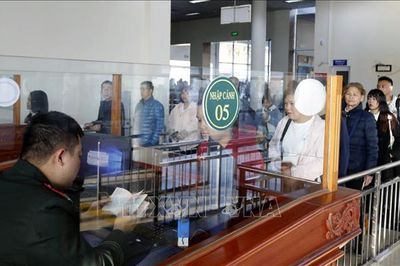 Cửa khẩu quốc tế Móng Cái hoạt động bình thường trong ngày Tết Dương lịch