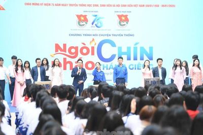 'Ngòi pháo Chín tháng Giêng' truyền cảm hứng để sinh viên phấn đấu và cống hiến hết mình