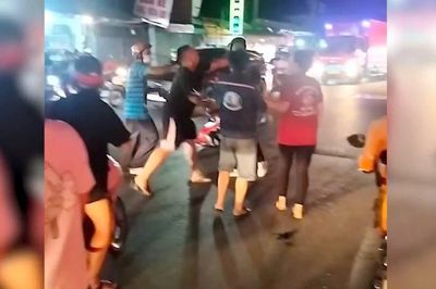 Hai người đàn ông đánh thanh niên sau va chạm giao thông ngay giao lộ