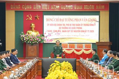 Đại tướng, Bộ trưởng Bộ Quốc phòng Phan Văn Giang thăm, tặng quà Tết tại Thái Nguyên