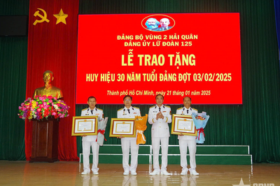 Các đơn vị Vùng 2 Hải quân tổ chức trao tặng huy hiệu 30 năm tuổi Đảng