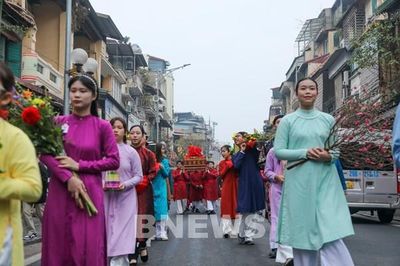 Hơn 400 người mặc cổ phục tham gia 'Bách hoa bộ hành'