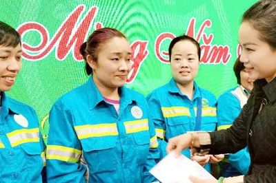 Hội LHPN TP Hà Nội tặng quà Tết, động viên nữ công nhân môi trường