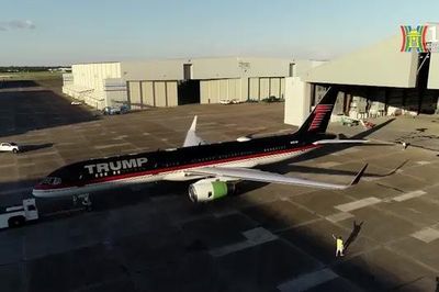 Chuyên cơ Boeing 757 mạ vàng của Tổng thống Trump