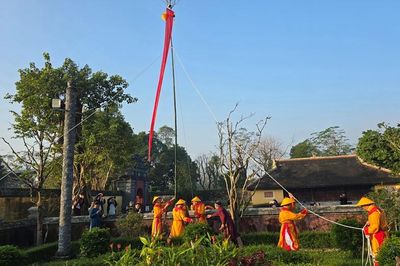 Dựng nêu đón Tết Nguyên đán ở hoàng cung
