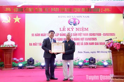 Đồng chí Tổng Biên tập Báo Tuyên Quang Mai Đức Thông trao Huy hiệu Đảng tại xã Sơn Nam