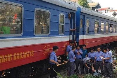 Hà Nội: Xe máy va chạm với tàu hỏa, nam tài xế giao hàng tử vong thương tâm