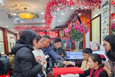 Nhiều người tranh thủ bán vàng trước ngày vía Thần Tài