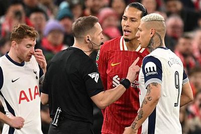 Đội trưởng Liverpool may mắn thoát thẻ đỏ sau pha chơi xấu với cầu thủ Tottenham