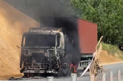 Cháy xe trên đèo gây ách tắc nhiều giờ