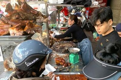 Nườm nượp mua heo quay cúng Thần tài, nhà hàng bán 'không kịp thở'