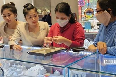 Giá vàng tăng phi mã, người dân xếp hàng mua vàng ngày vía Thần Tài