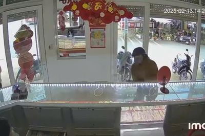 Kẻ bịt mặt dùng búa đập tủ kính cướp tiệm vàng giữa ban ngày