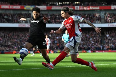 Arsenal mất quyền tự quyết trong cuộc đua vô địch