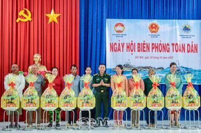 Cùng dân bám trụ vững chắc nơi tuyến đầu
