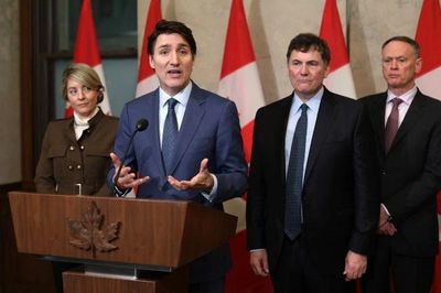 Ông Trump dọa tăng thêm thuế quan sau khi Canada trả đũa