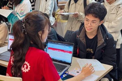 Gần 6.700 học sinh trung học phổ thông tham gia trải nghiệm 'Một ngày là sinh viên Kinh tế quốc dân'